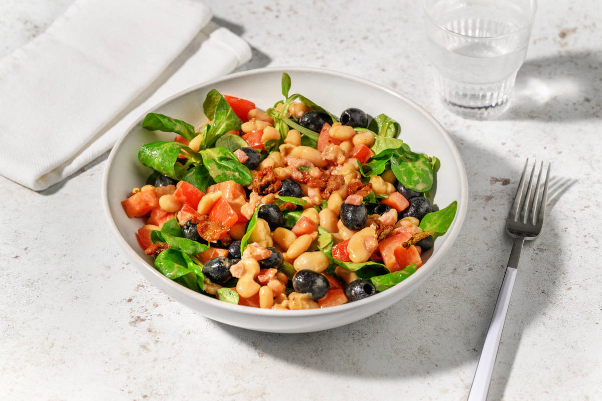 Ensalada de judías blancas, bacon y tomates secos