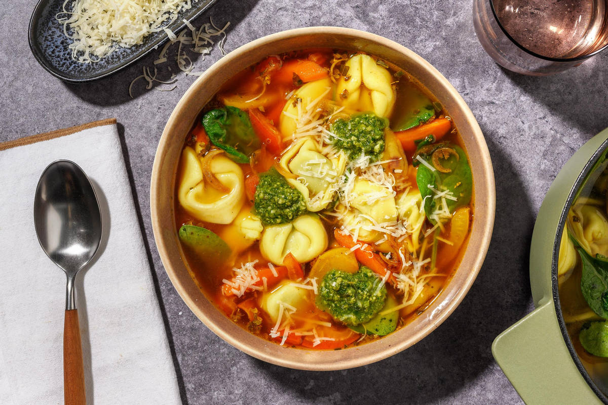 Italiaanse stijl tortellonisoep met spinazie