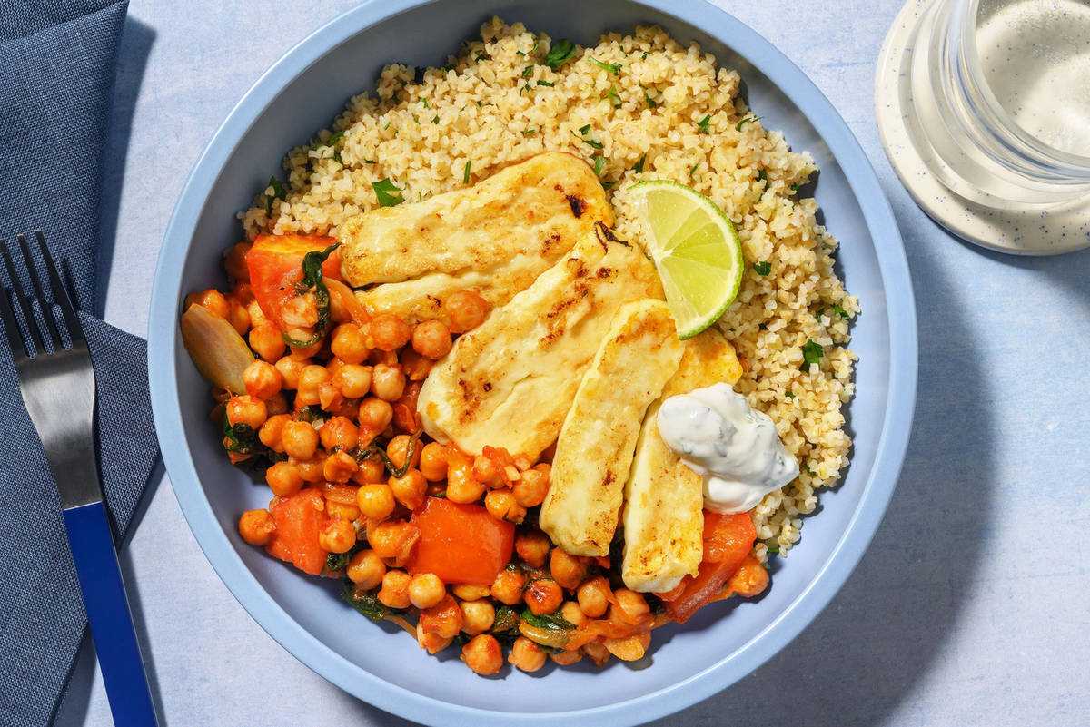 Grillkäse auf Kichererbsen-Spinat-Bett