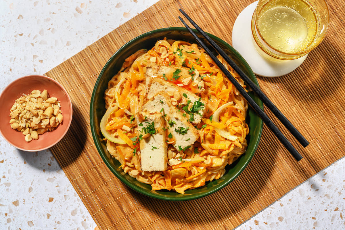 Scharfer Glasnudelsalat mit Sweet-Chili-Tofu