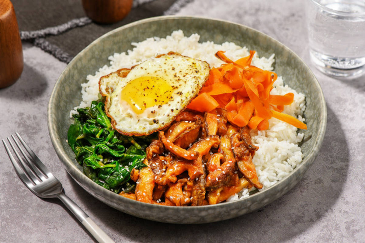 Bibimbap di carne piccante e funghi alla coreana