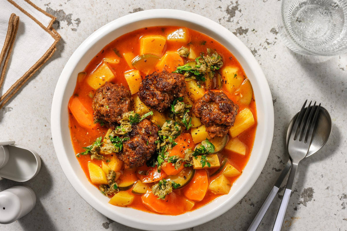 Griechischer Eintopf mit Rinderhackbällchen