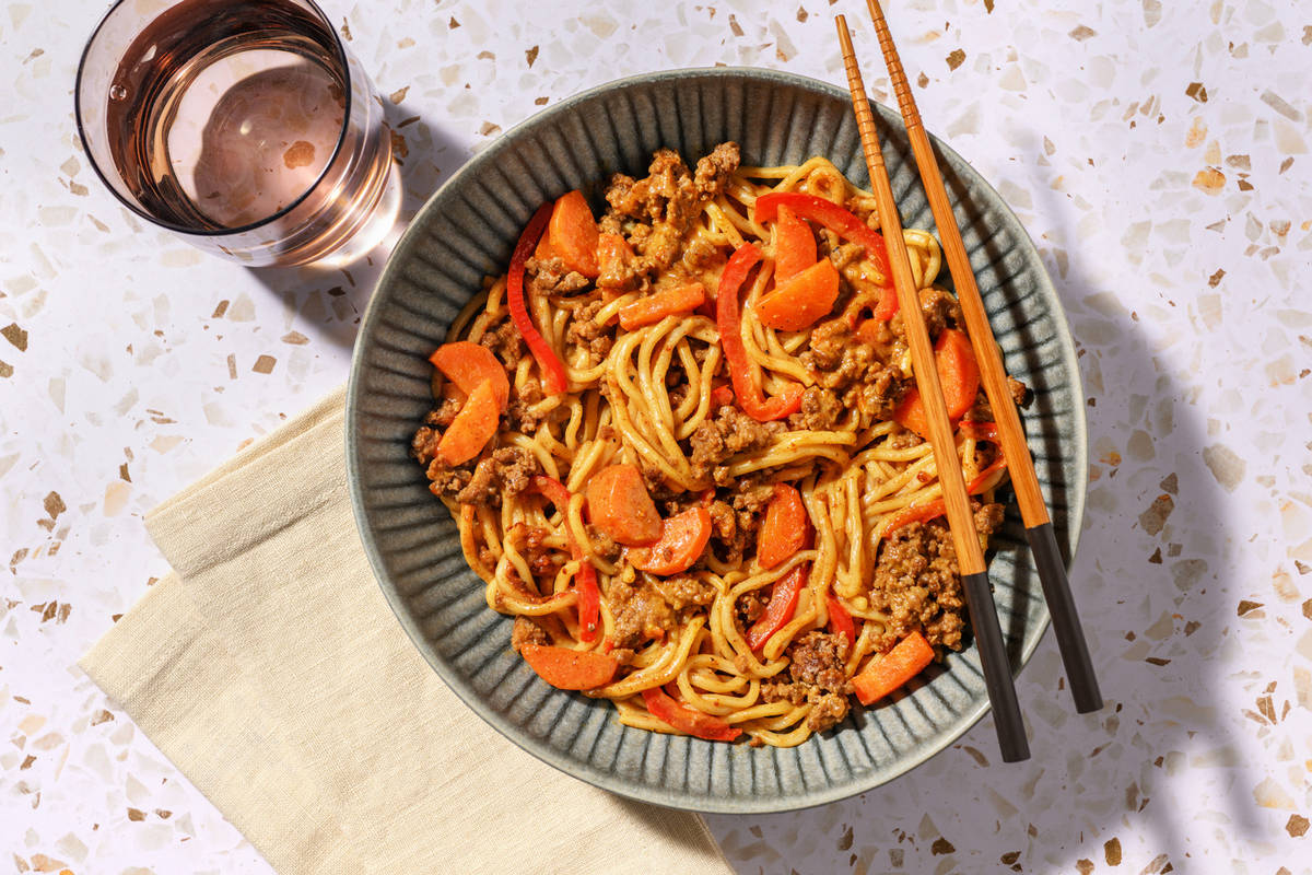 Fideos udon con carne picada en salsa satay