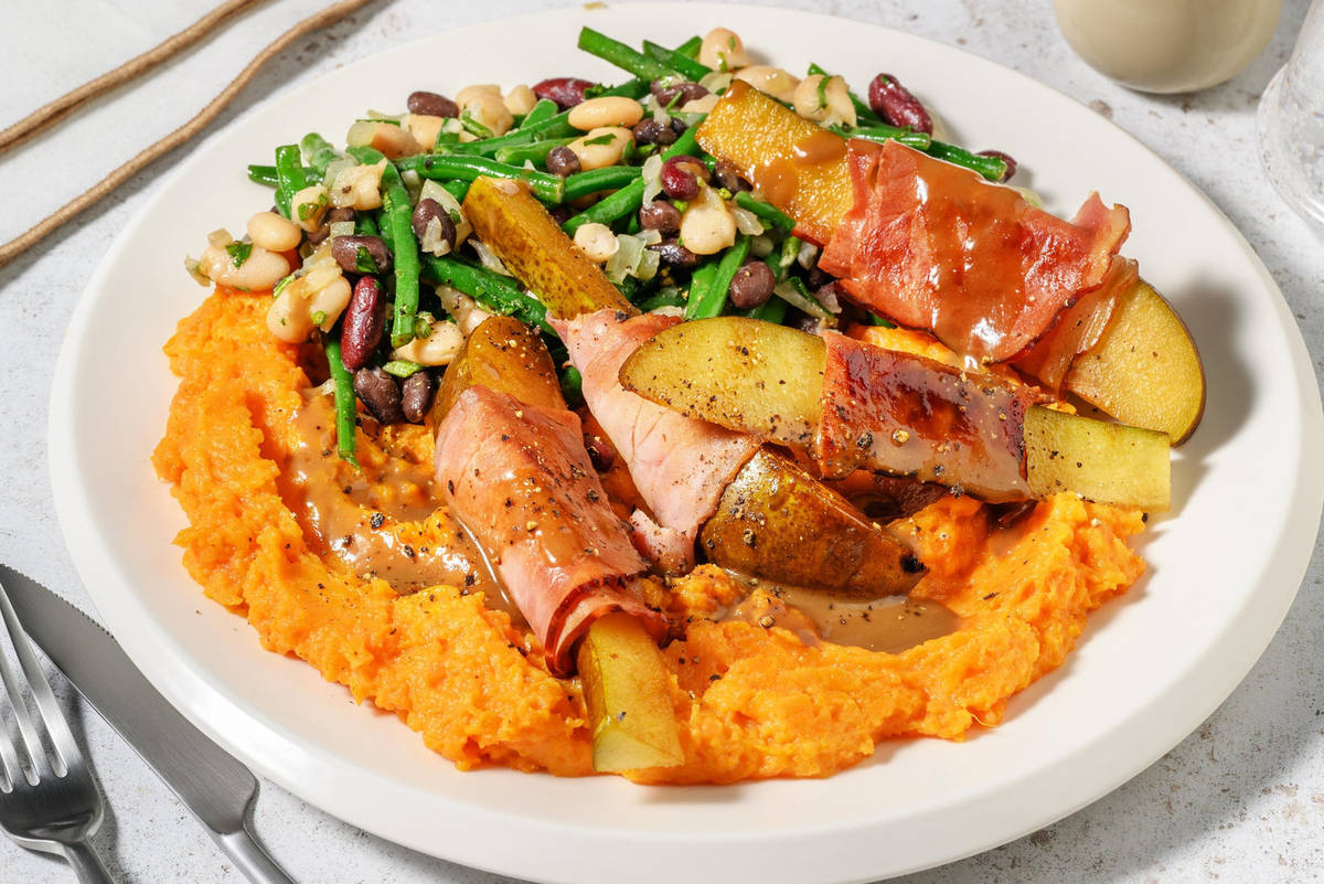 Birnen im Krustenschinken mit bunten Bohnen