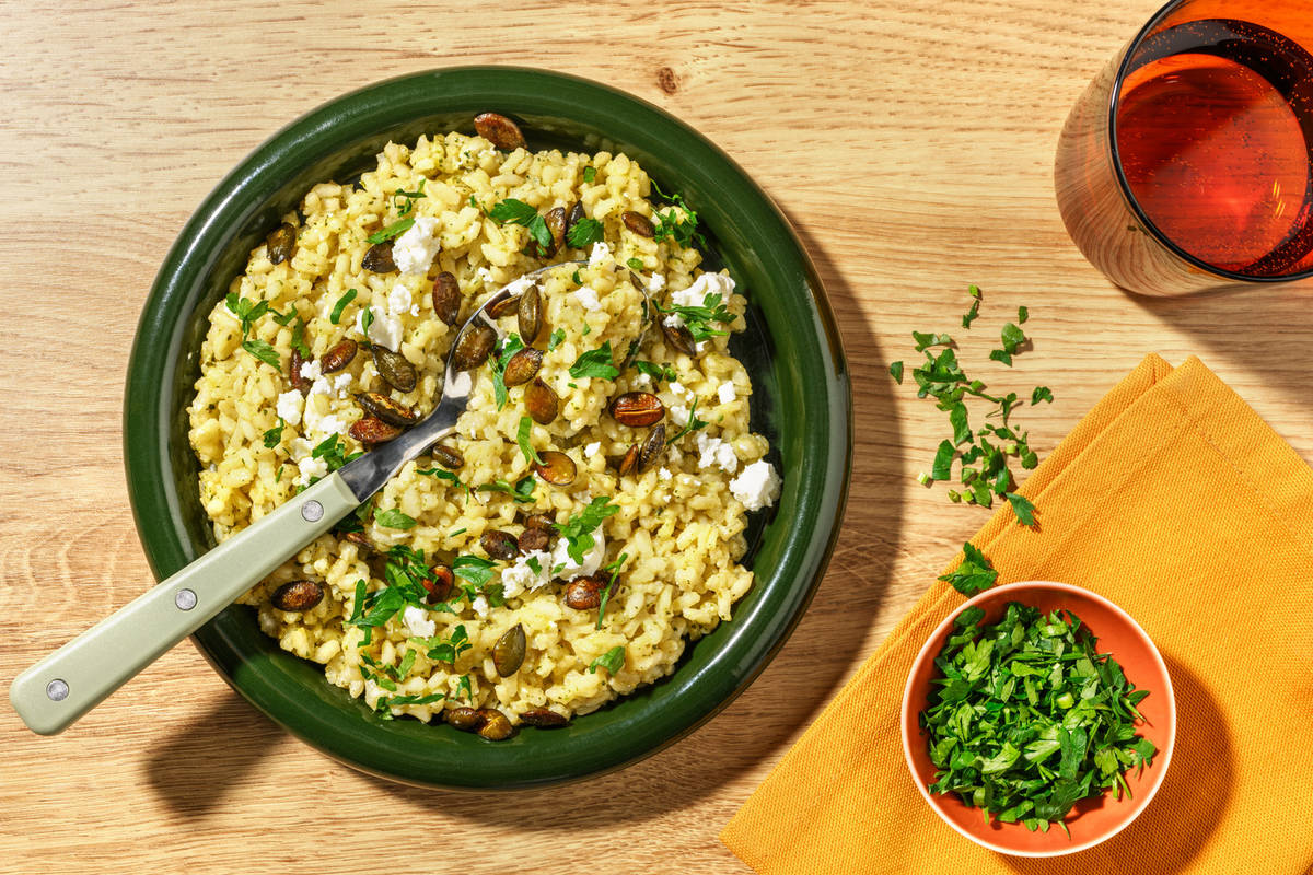 Orzo cremoso con pesto de albahaca, queso griego y langostinos