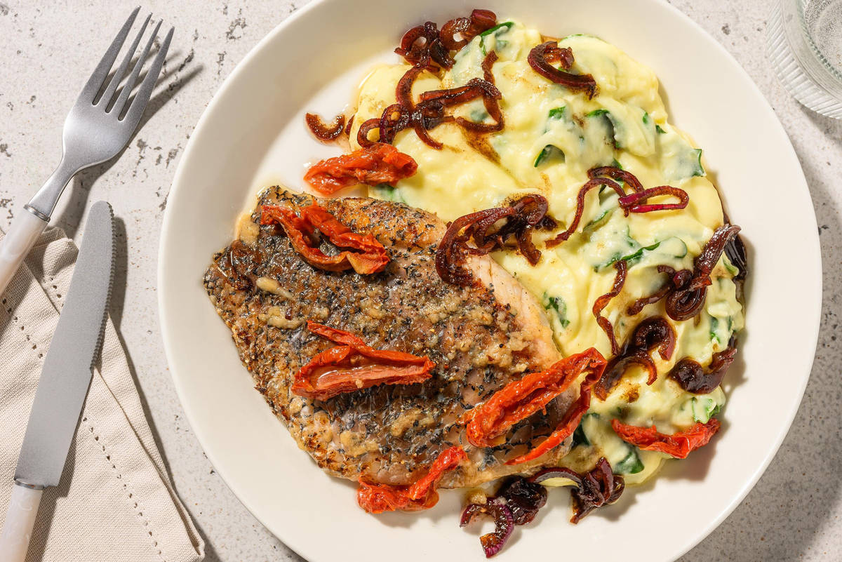 Filet de merlu au beurre à l'ail garni de tomates séchées