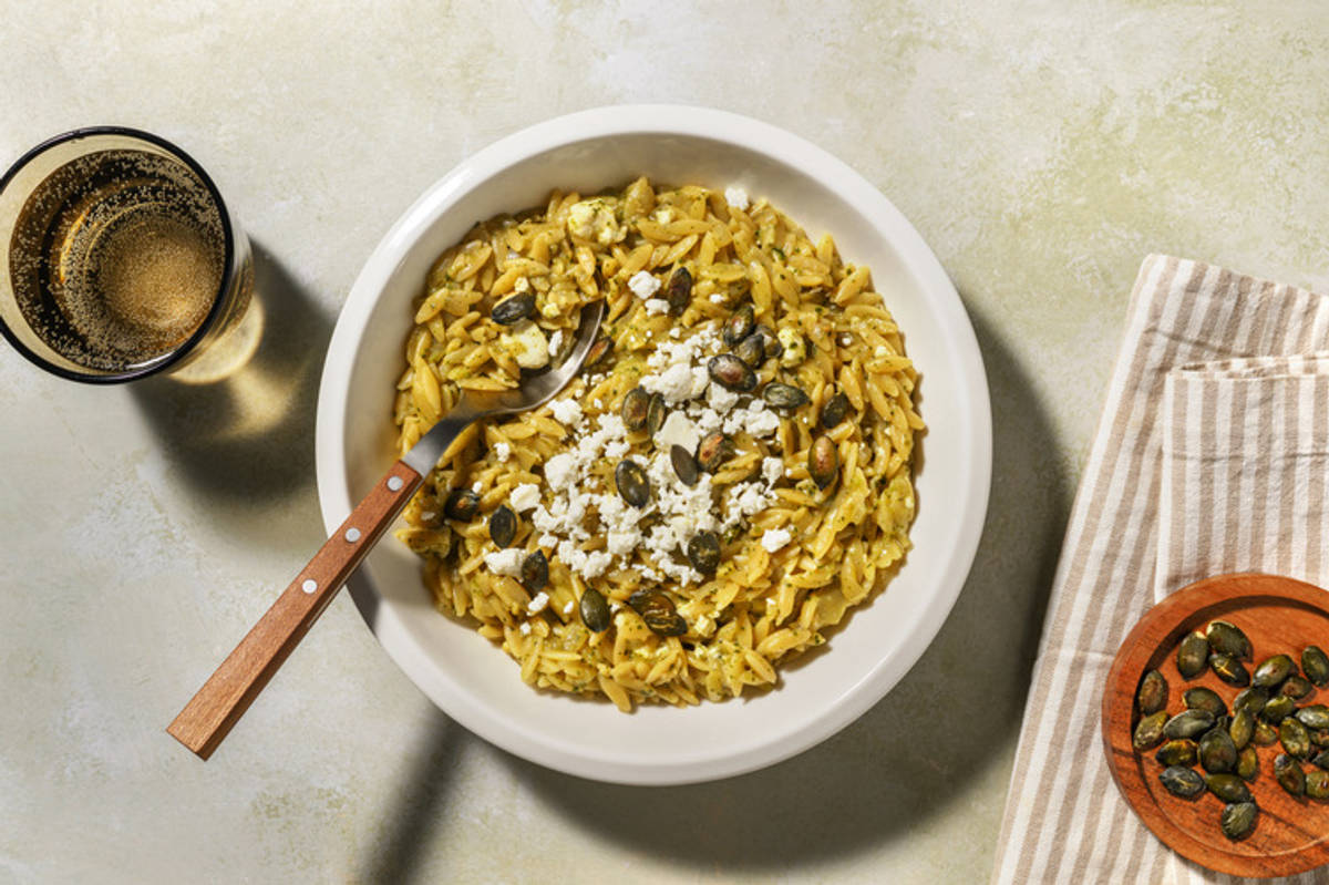 Orzo cremoso con pesto de albahaca y queso griego