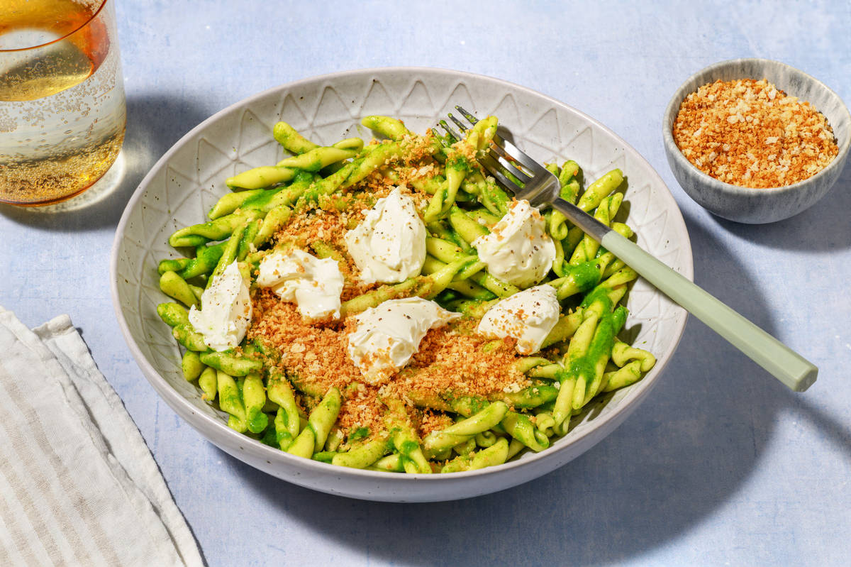 Trofie fresche al pesto di rucola, salsiccia e stracchino