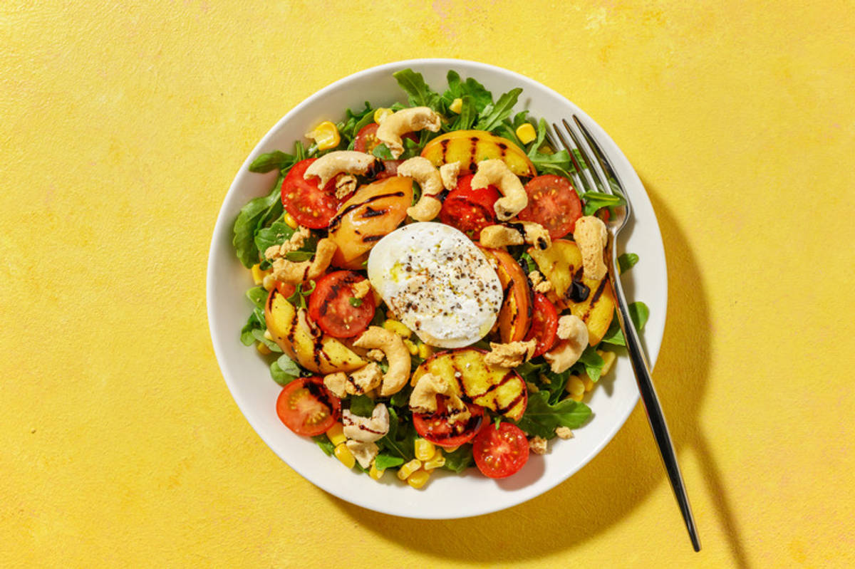Burrata soffice, pesche grigliate e ciliegini