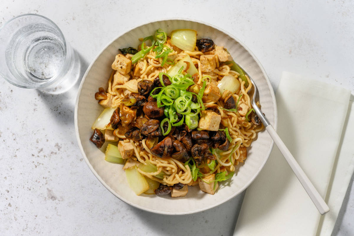Veggie Wok: fideos con tofu y pak choi