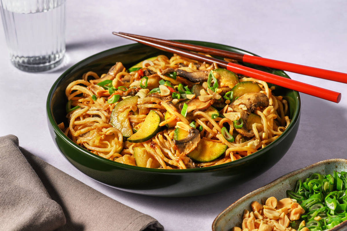 Wok de nouilles complètes portobello & pak choï