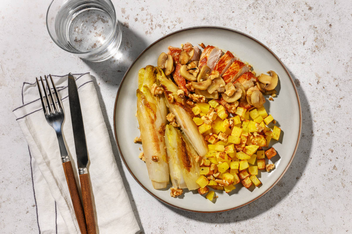 Endives braisées, noix & poulet sauce champignons