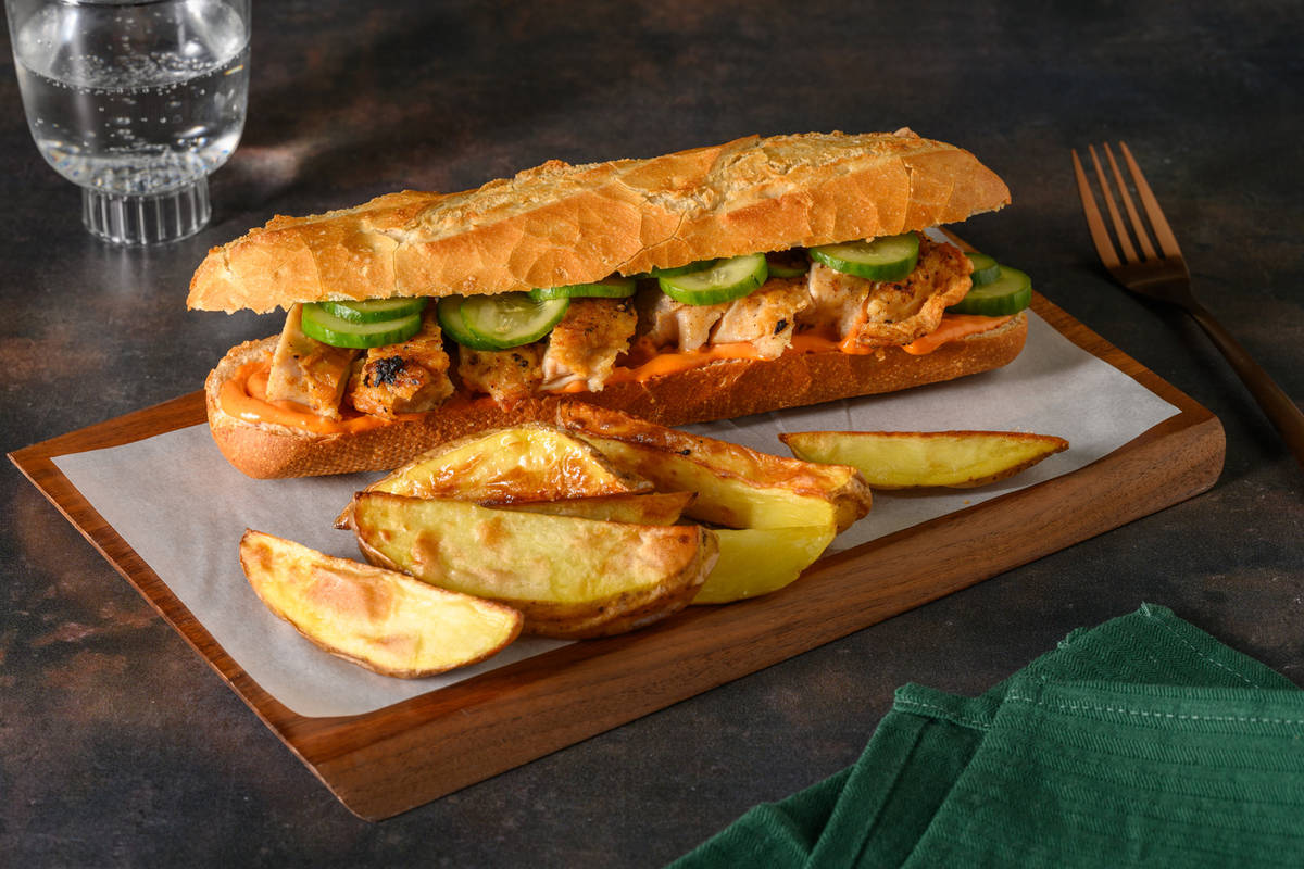 Bocadillo de pollo frito picante en pan de cerveza