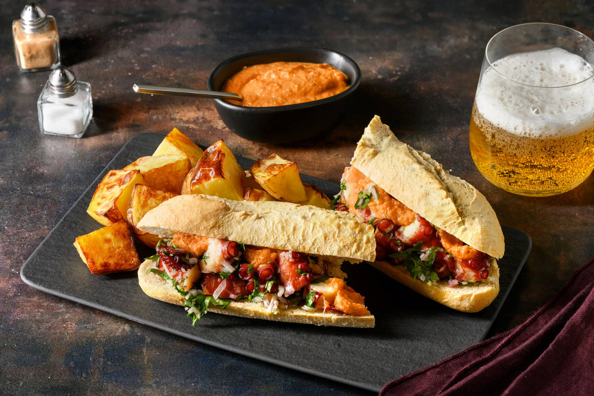 Bocadillo de pulpo con salsa romesco casera