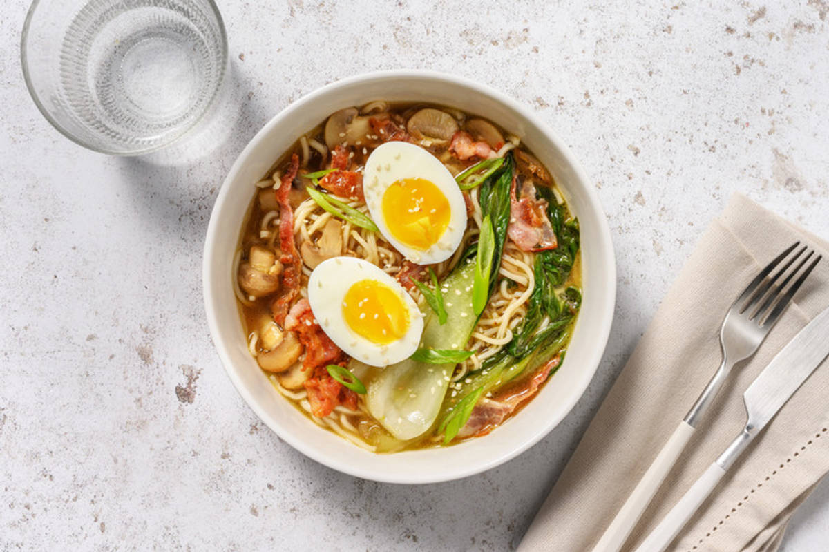 Soupe de nouilles au porc, sésame & pak choï