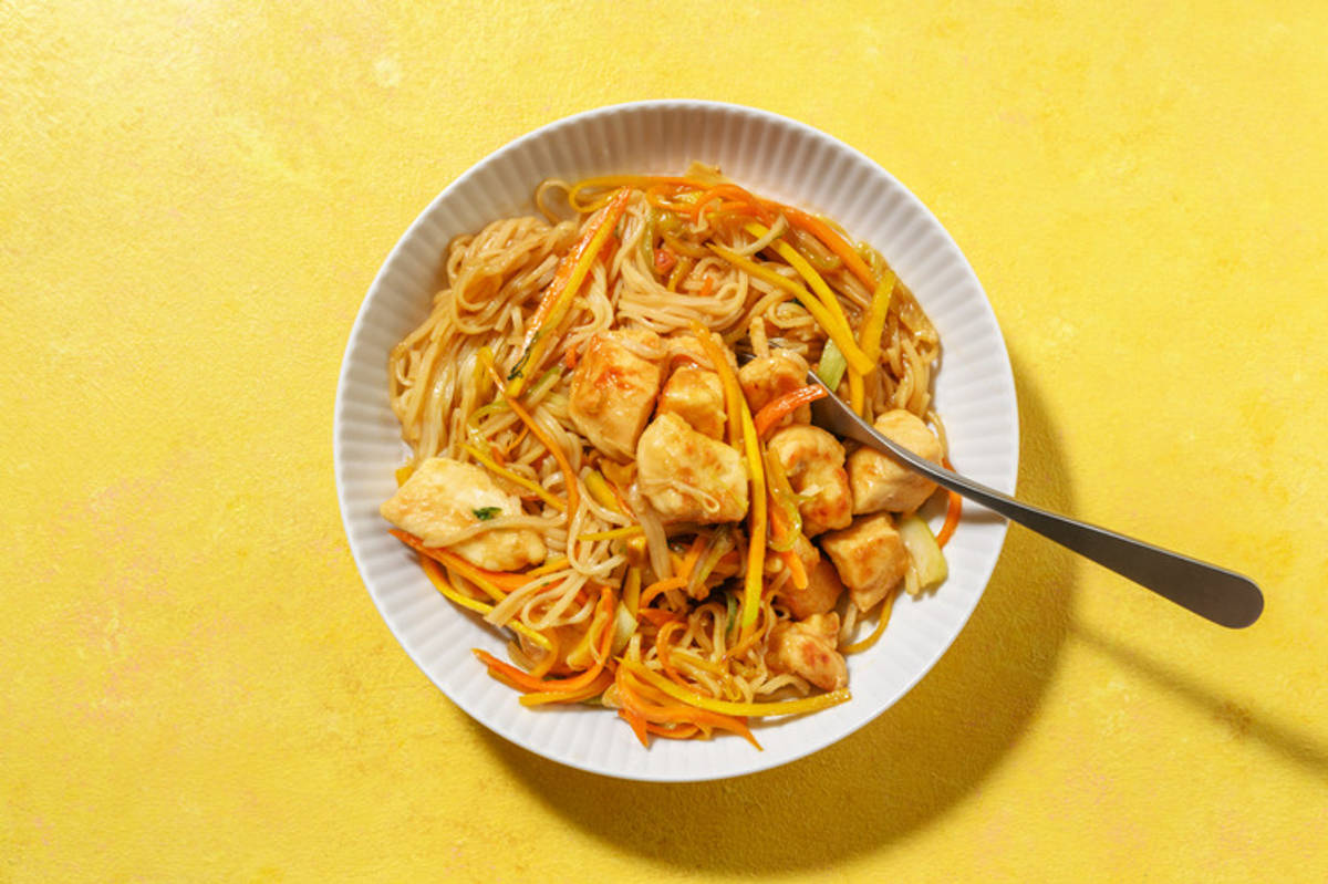 Nouilles de riz express, dinde & légumes sautés