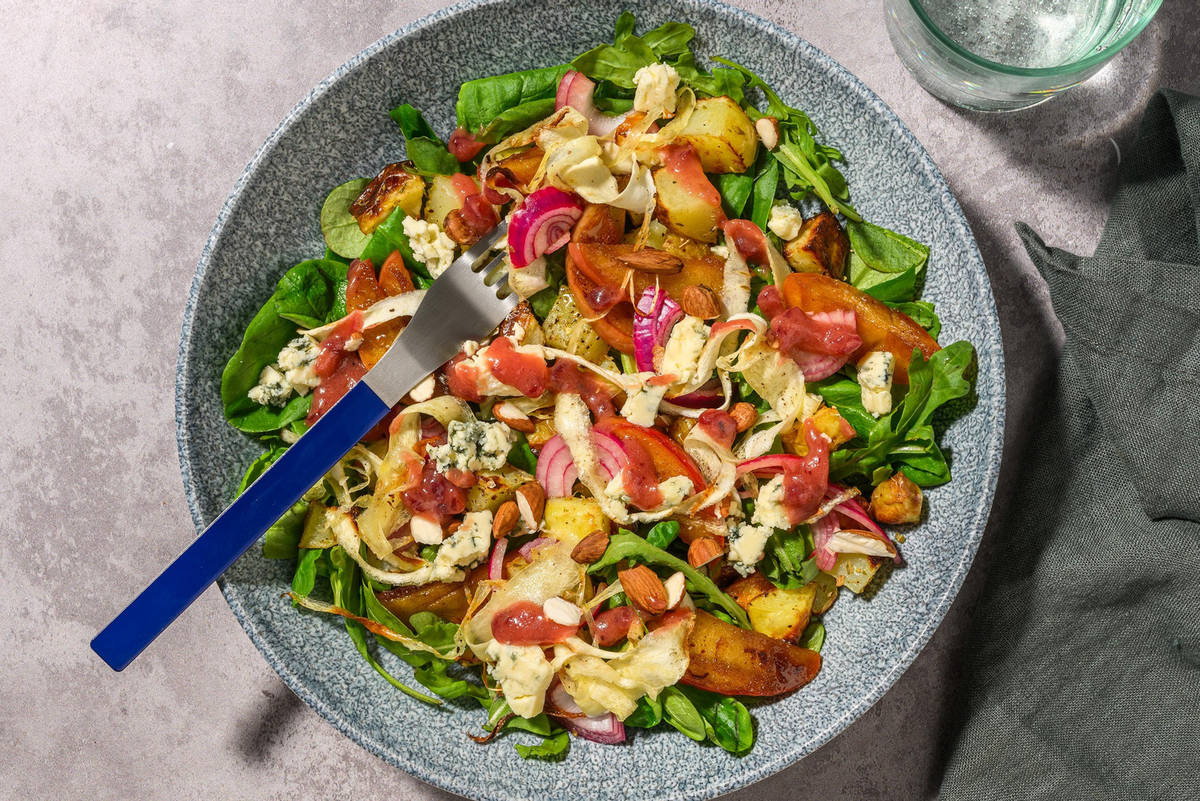 Salade met blauwe kaas, cranberrydressing en gekaramelliseerde appel