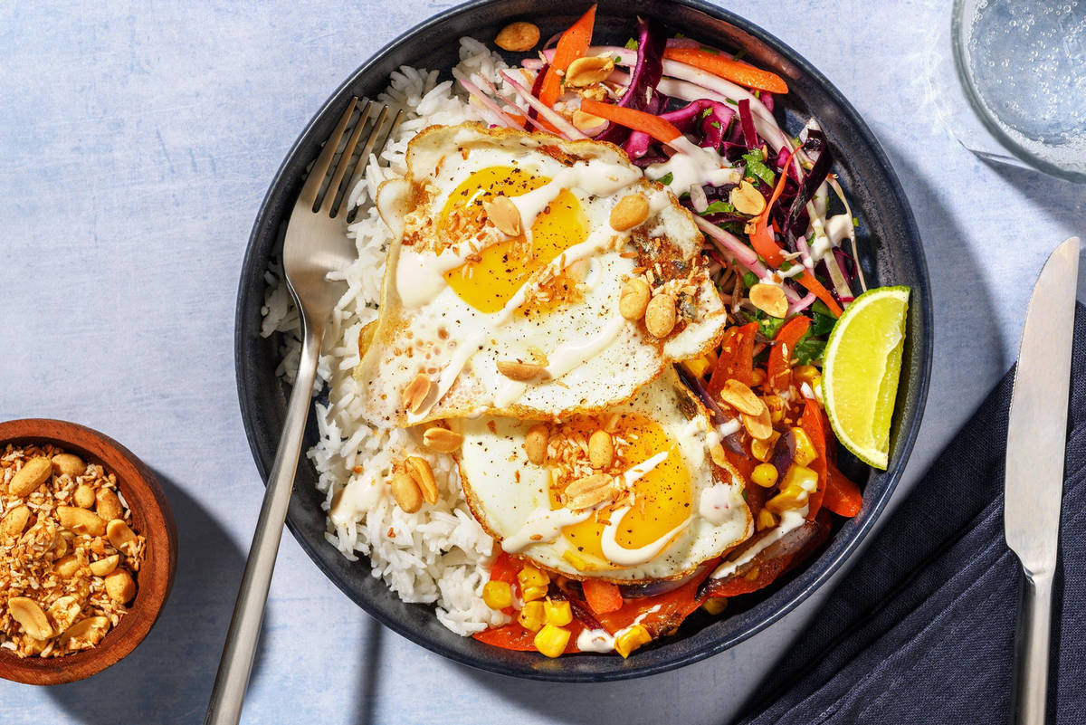 Spiegeleieren met seroendeng-garnering en regenboogkoolsla