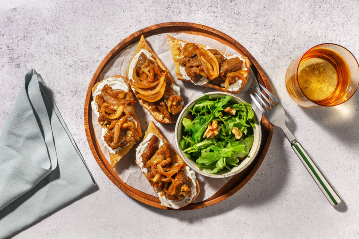 Tostadas de berenjena mechada con queso de cabra y salmón