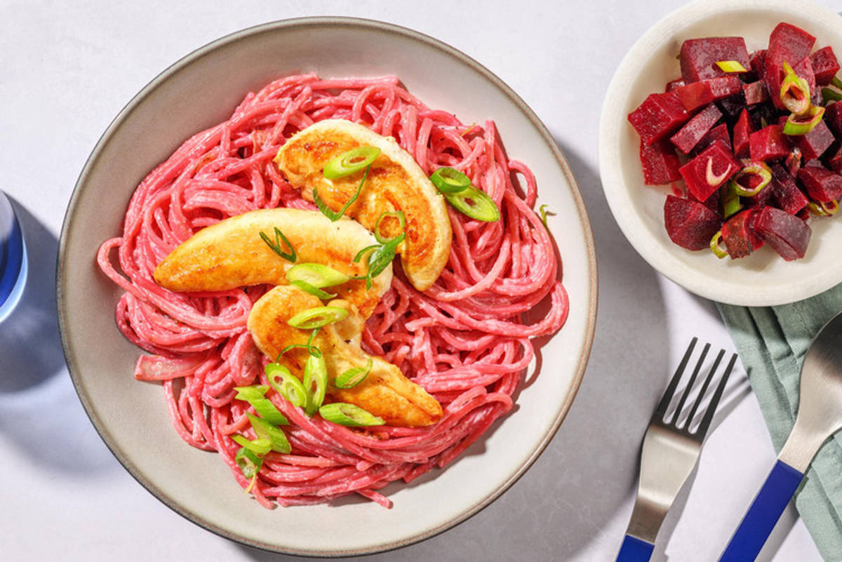 Pink Pasta mit Zitronen-Hähnchen und Rote-Beete-Salat