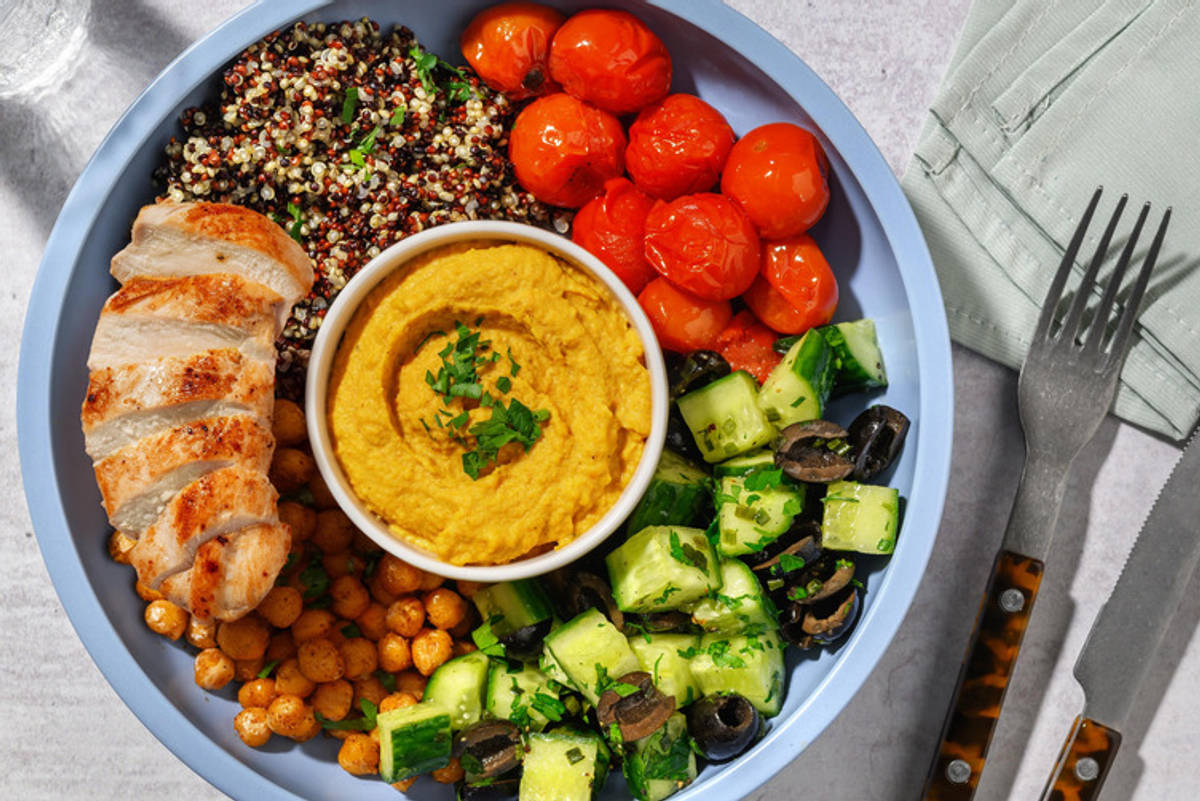 Quinoa-Bowl mit Karotten-Hummus und extra Bio-Hähnchenbrust