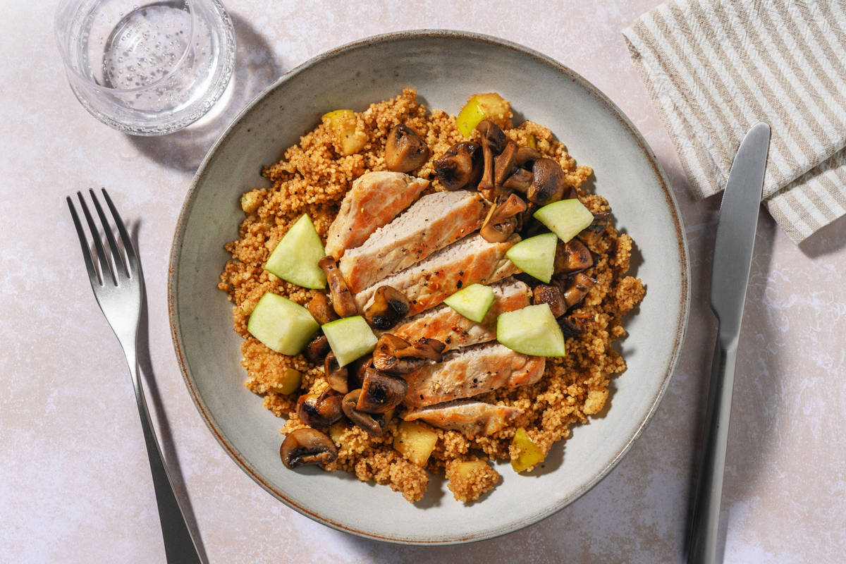 Bol de cerdo con setas caramelizadas y manzana