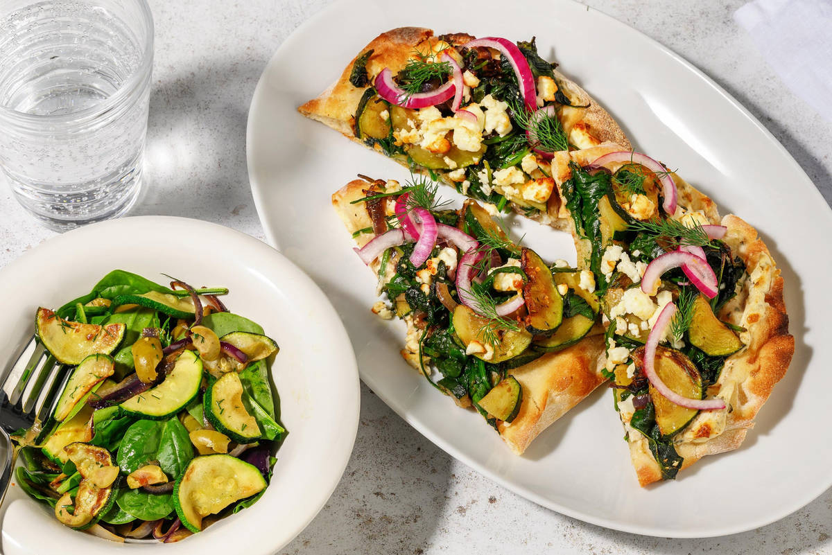 Pizza sur naan aux légumes, fromage à la grecque et olives