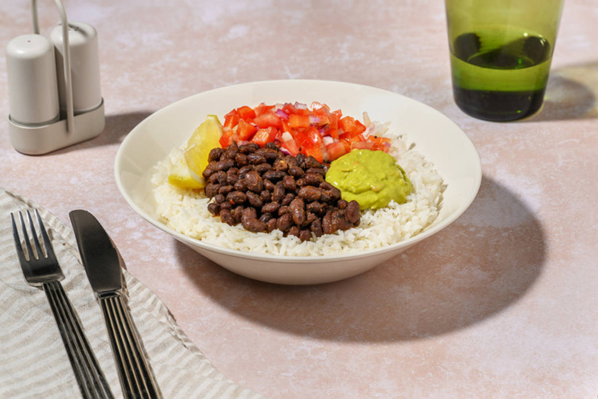 Bol mexicano con guacamole, frijoles y ternera