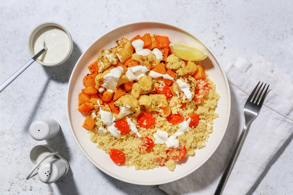 Bol otoñal de calabaza y coliflor asadas