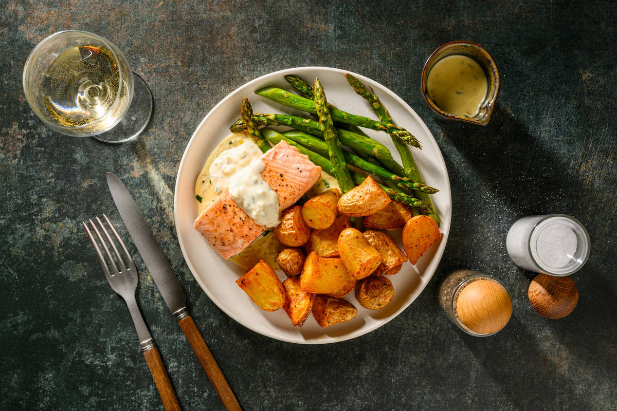 Pavé de saumon, asperges & crème estragon