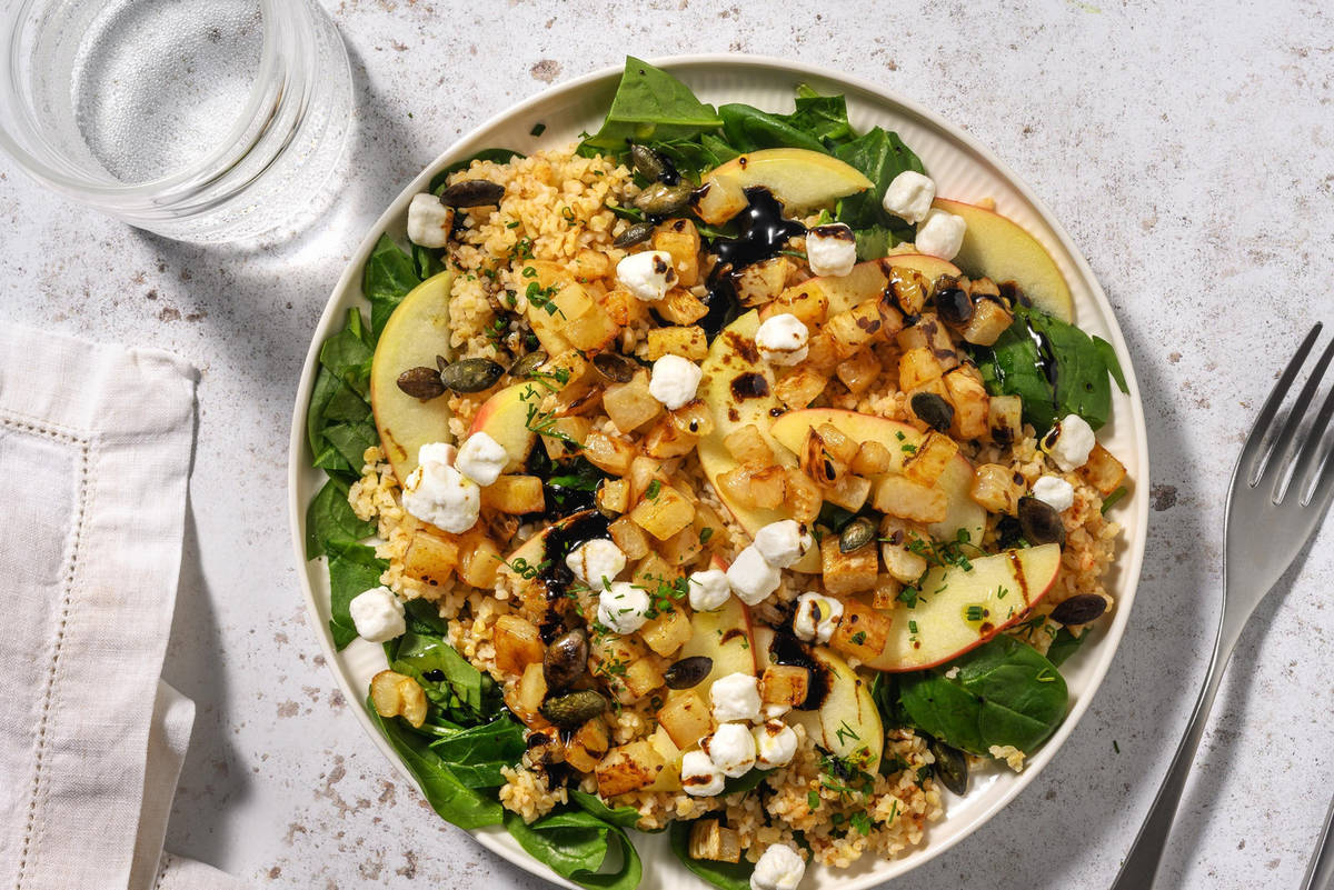 Salade de chou-rave avec bouchées de fromage de chèvre au miel et boulgour