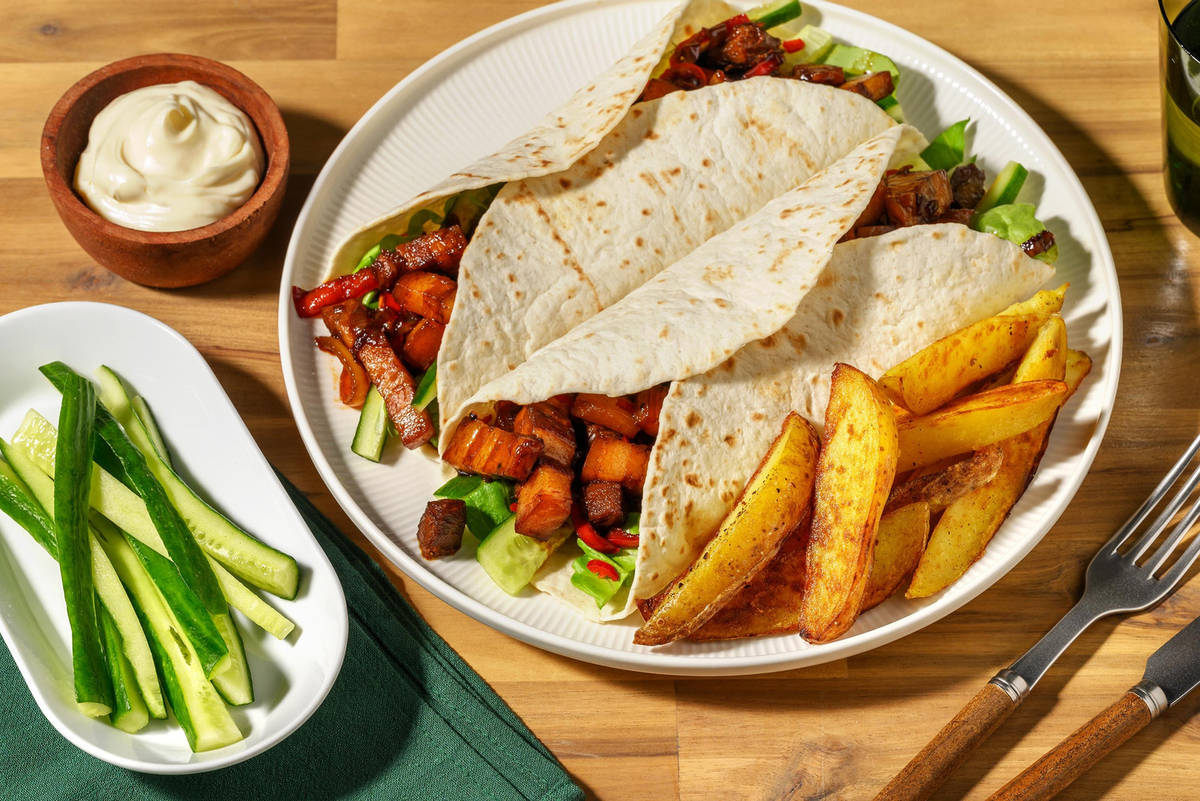 Wraps met sweet & sticky buikspek en patatjes