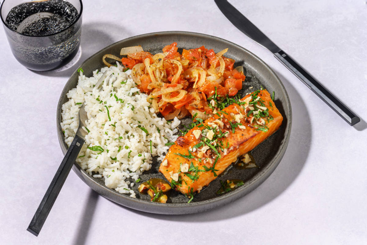 Salmón noruego exprés a la miel con avellanas y perejil