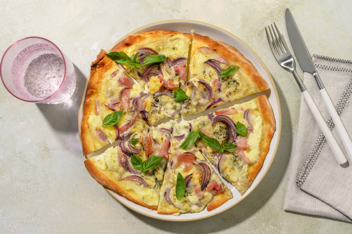 La bianca: pizza con bacon y queso azul