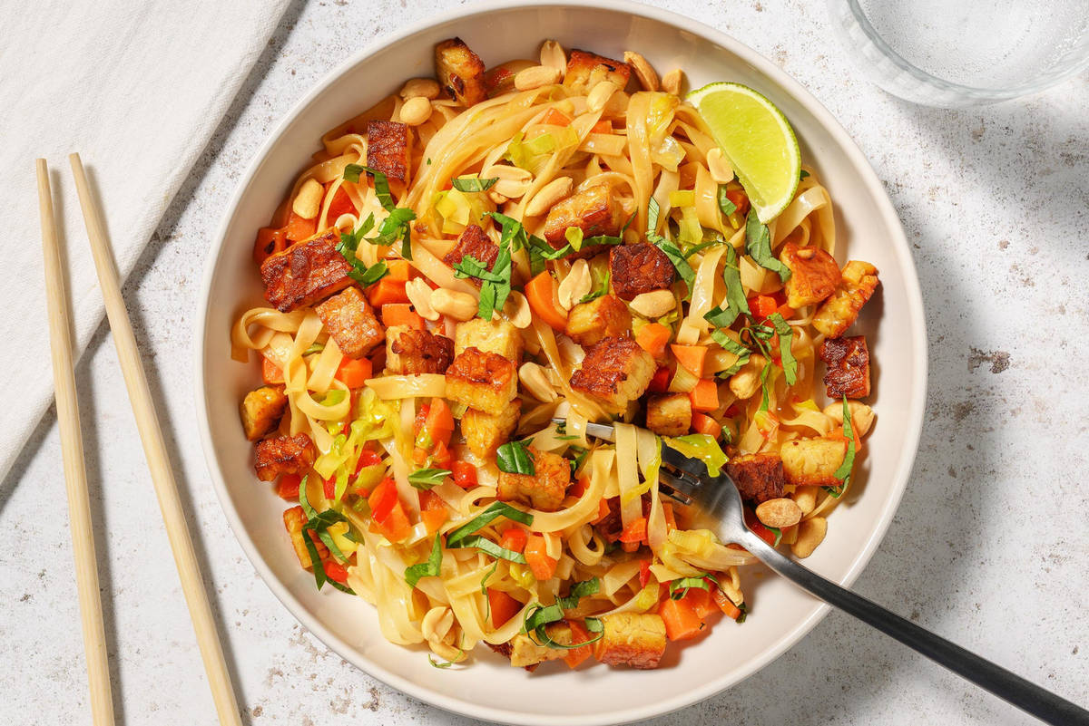 Kruidige noedelbowl met tempeh op z'n Thais