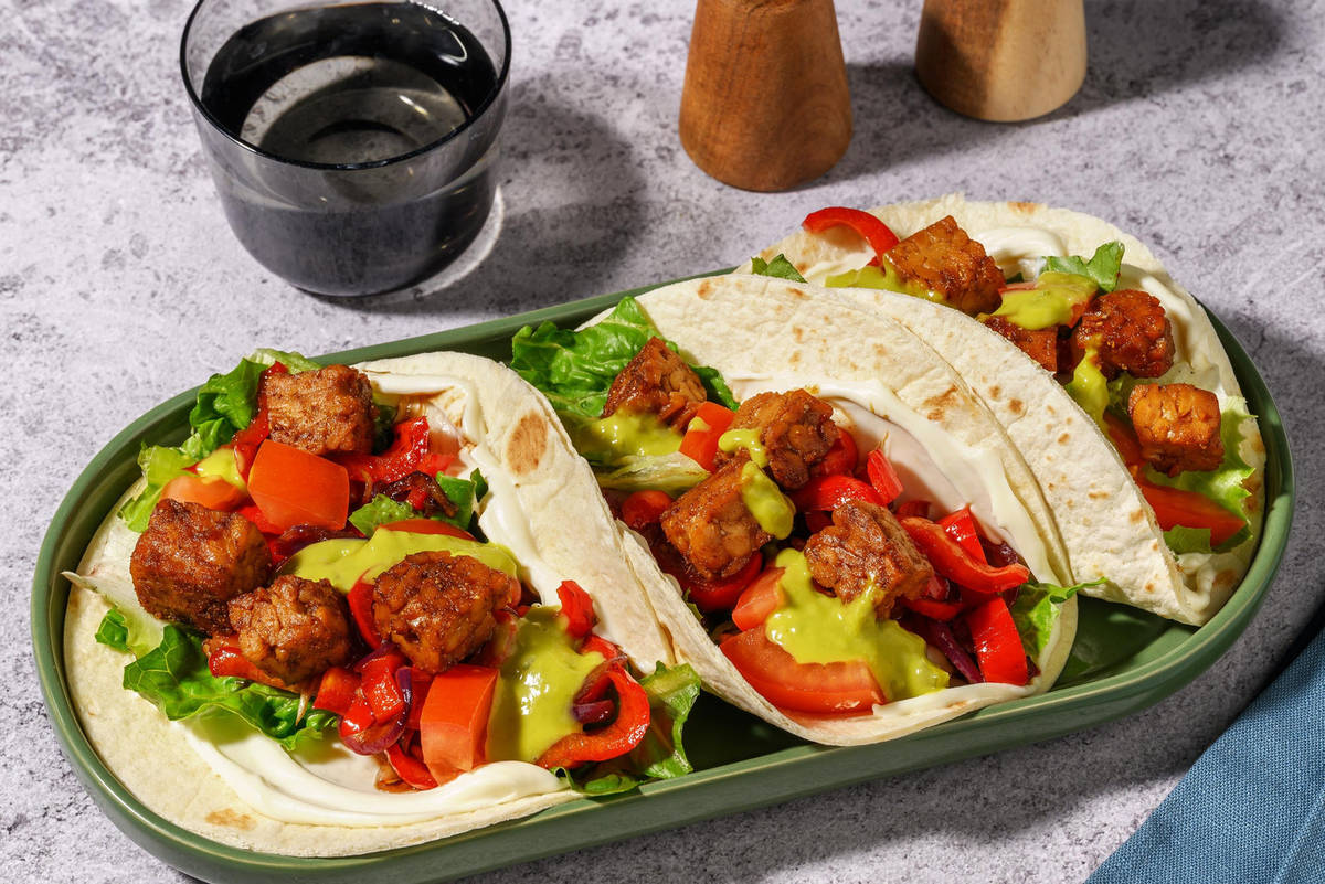 Stickey fusion taco's met tempeh, avocadodip en knoflooksaus
