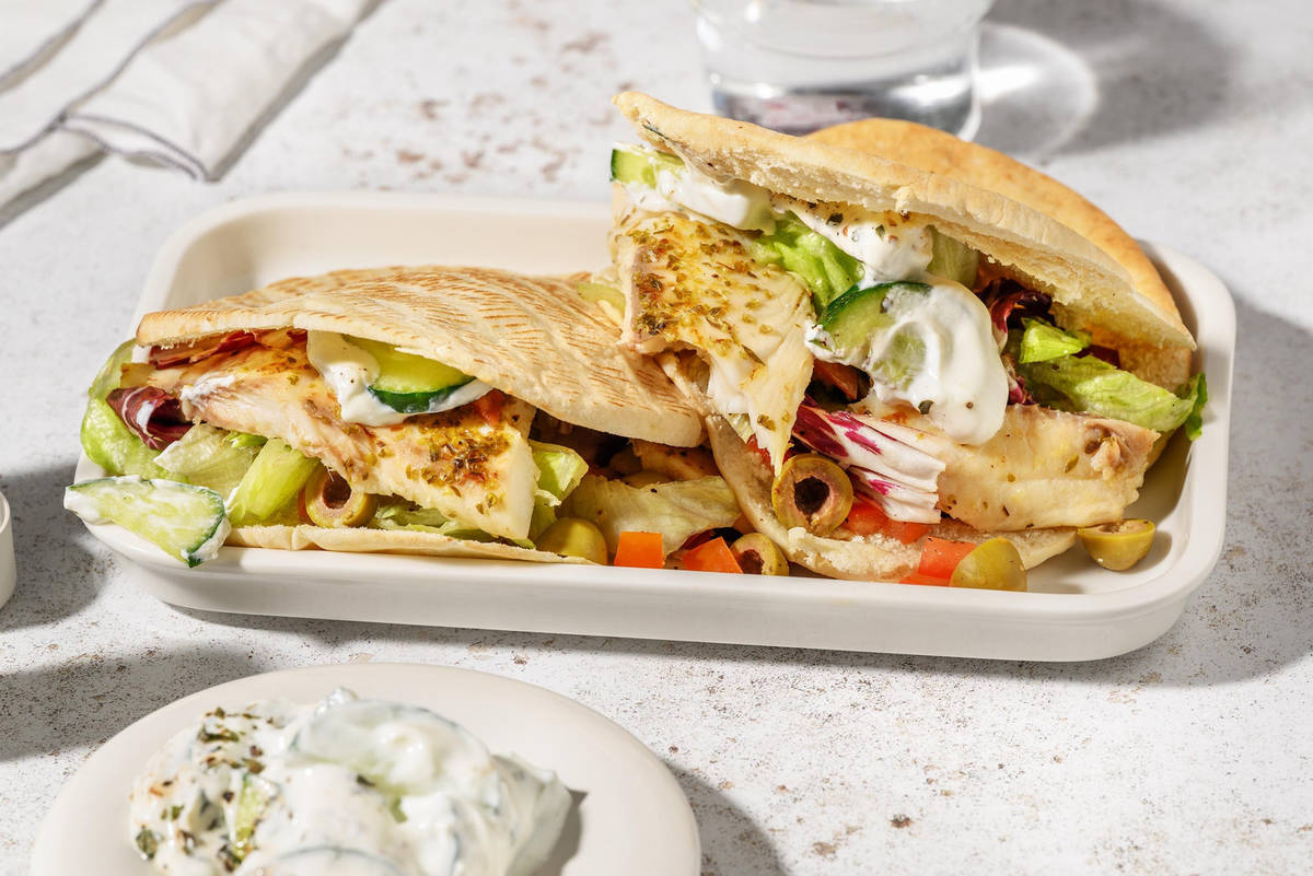 Pitas au poisson et fromage à la grecque, yaourt au concombre