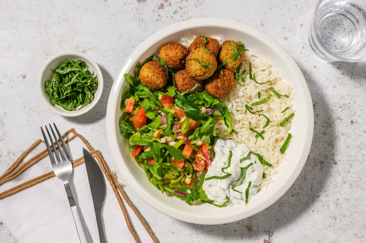 Bol de falafel con arroz bicolor y salsa cremosa de menta