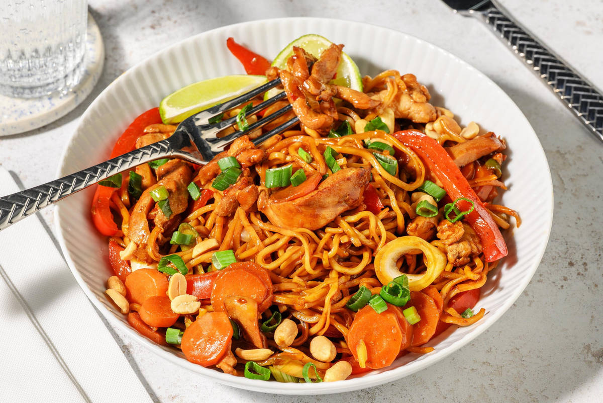 Hoisin-noedels met kip en roerbakgroenten