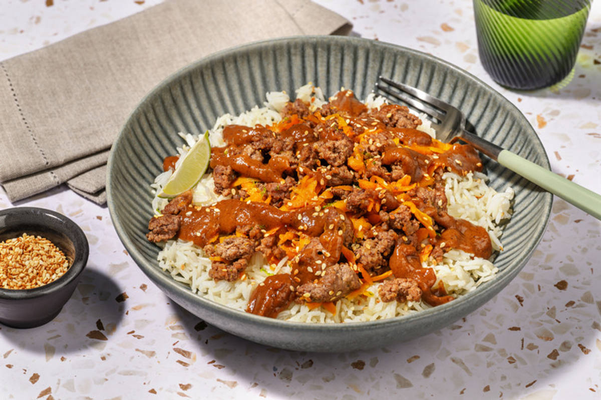 Bol de carne picada con verduras y salsa satay casera