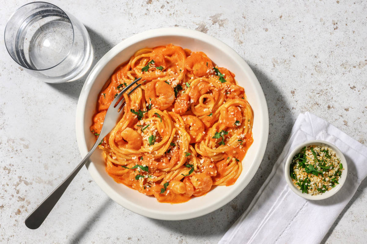 Espaguetis exprés con extra de langostinos y salsa de tomate