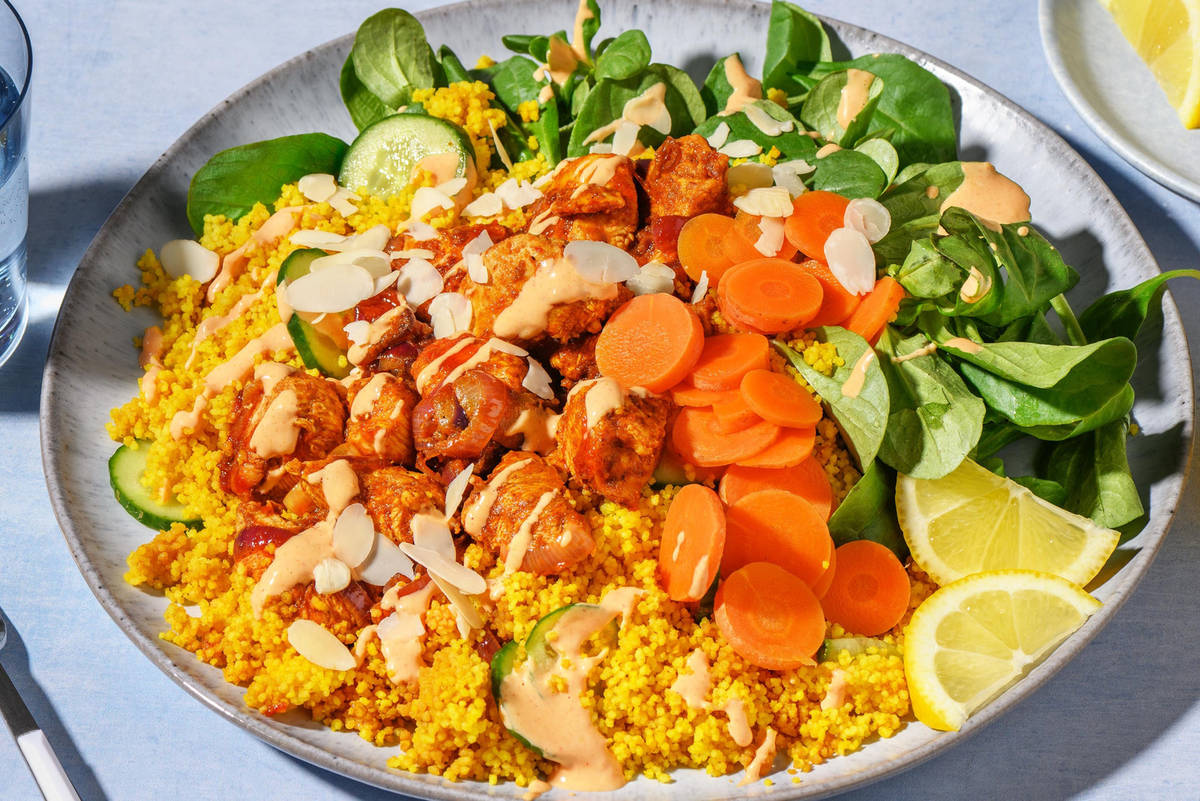 Couscousbowl met kalkoen, currysaus en amandelschaafsel