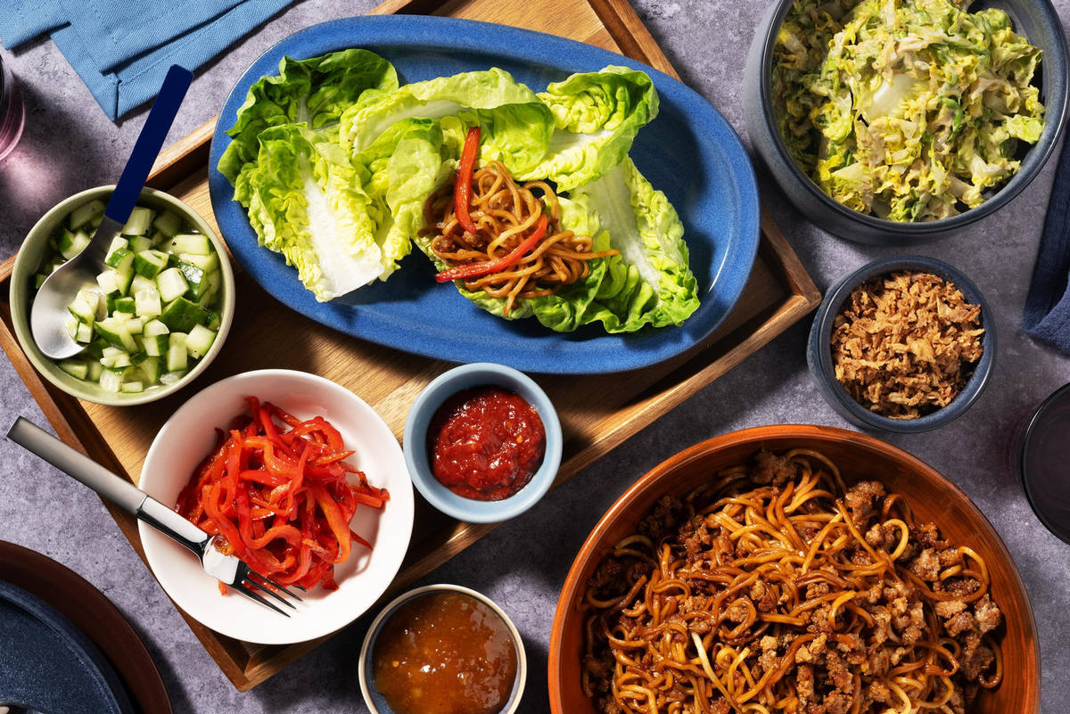 Barquettes de salade et nouilles au poulet