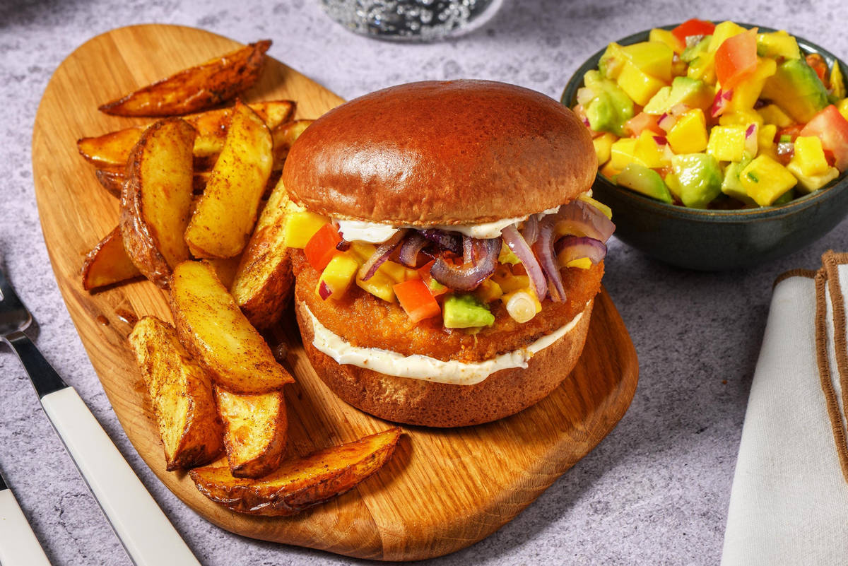 Krokante plantaardige kipburger met mango en avocadosalsa