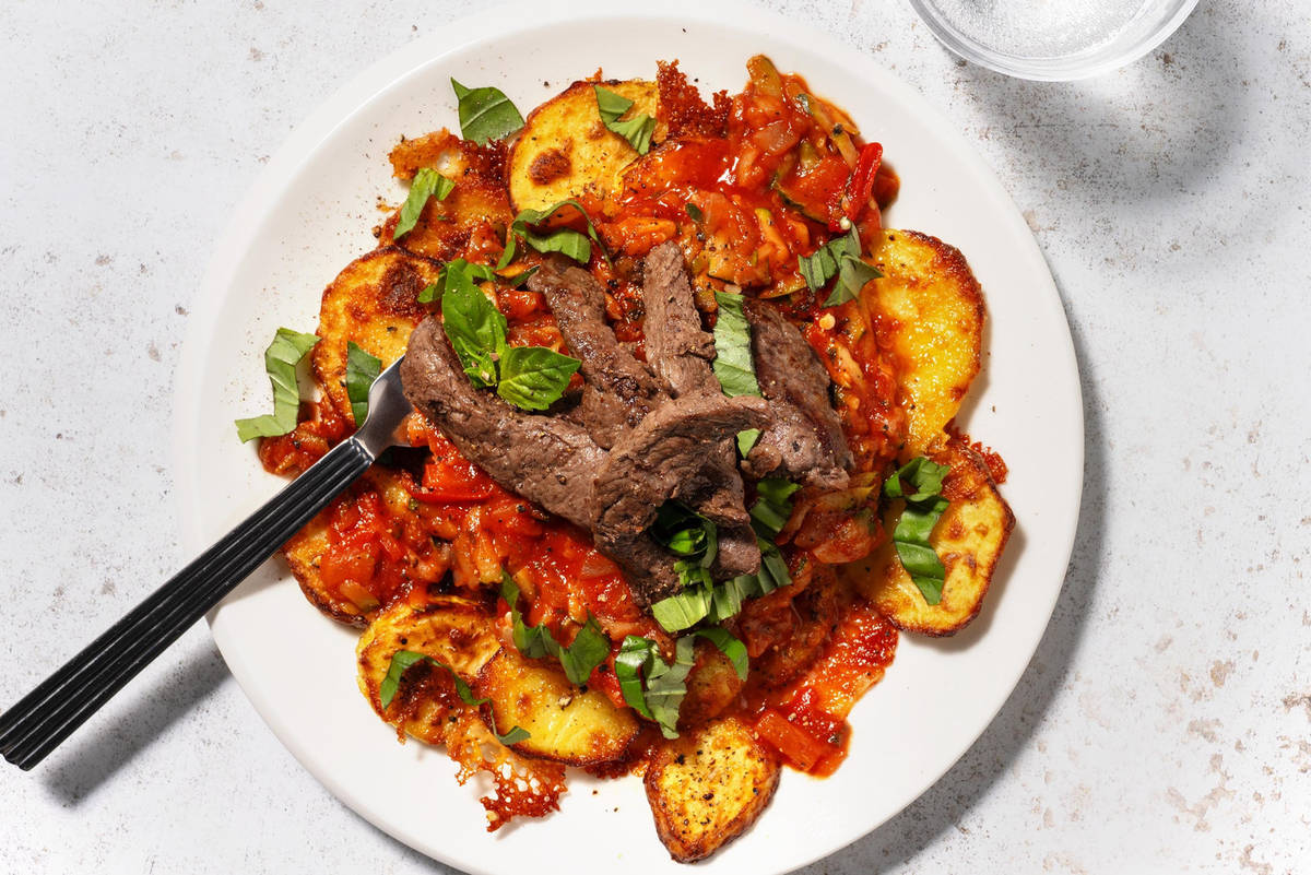 Émincés végés façon steak et pommes de terre au fromage & basilic