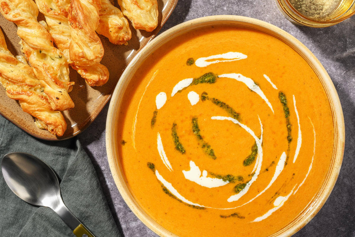 Tomatensoep met kaasstengels en basilicumcrème