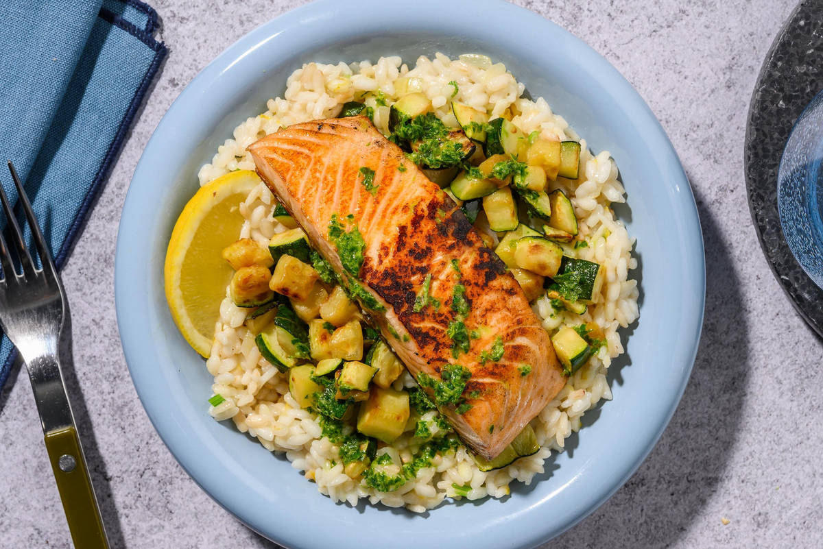 Lachsfilet auf cremigem Risotto