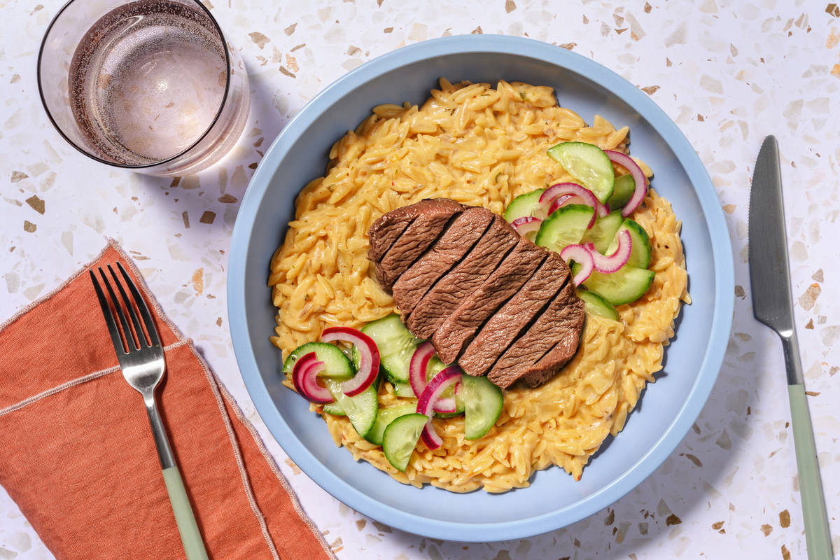 Mediterranes Bio-Rindersteak auf cremigem Orzotto