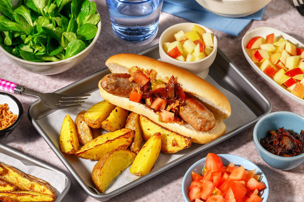 Hot-dog à composer, wedges de pommes de terre et salade