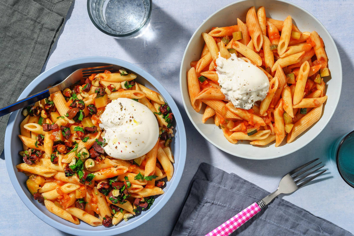 Penne en sauce tomate avec burrata et courgette